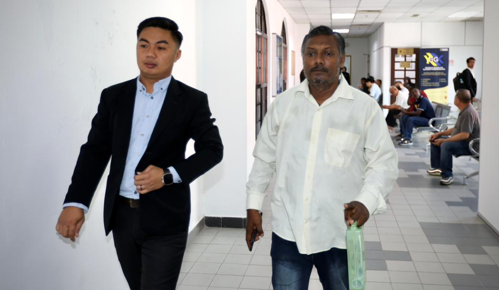 Mohd Yasin Abdul Karim (Kanan) didakwa di Mahkamah Sesyen Johor Bahru atas pertuduhan rasuah